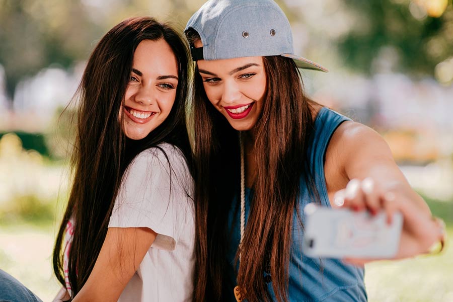 New Study Reveals Link Between "Sexy Selfies" And Income Inequality