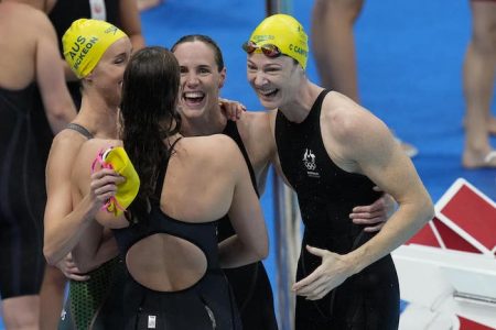 Women 4x100m swimming