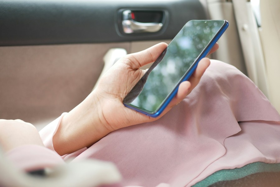 women hand holding smart phone